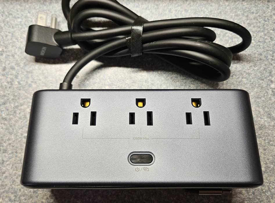 Prises secteur au-dessus de la station de recharge MOKiN 8-en-1.