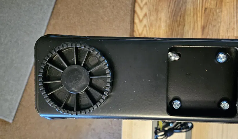 Niveleur de pieds de bureau.