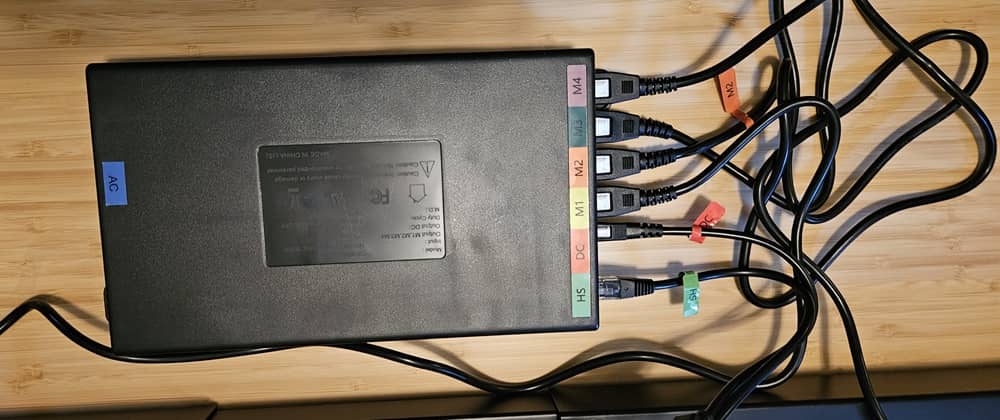 Câbles connectés sous le bureau debout FlexiSpot E7 Plus Max.