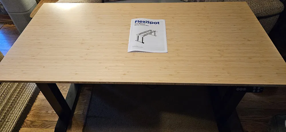 Bureau FlexiSpot avec instructions sur le dessus.