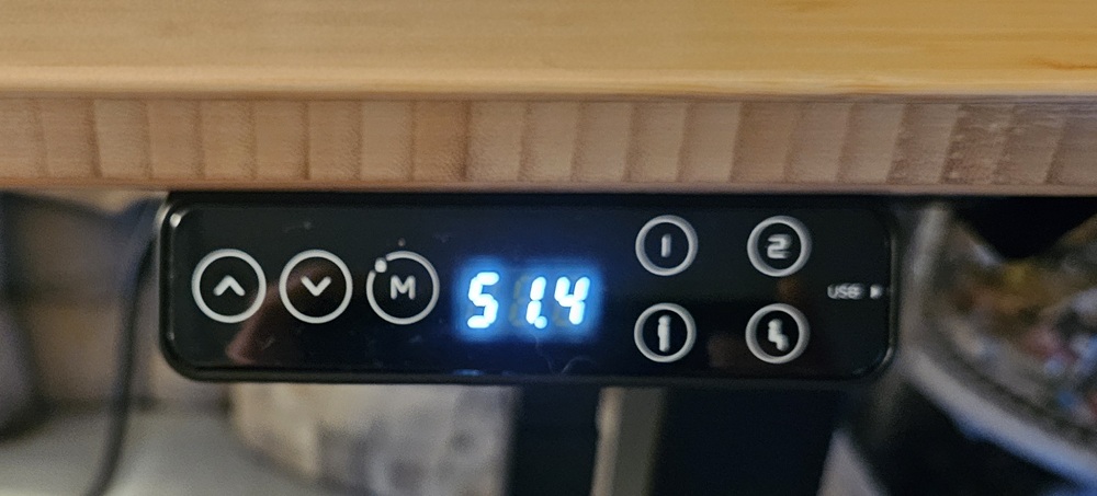 Ajusté à 51,4 pouces de hauteur.