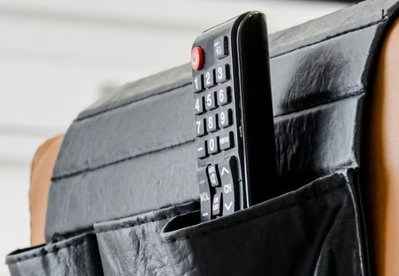 Télécommande TV sur le bras du canapé.