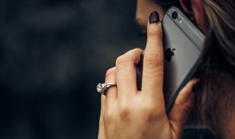 Femme parlant sur iPhone.