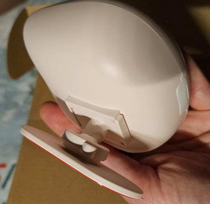 Caméra sur support réglable.