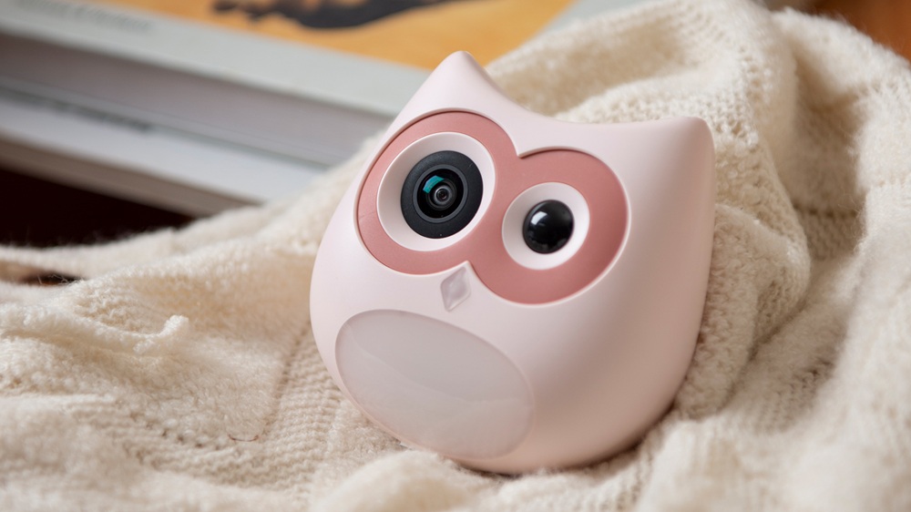 Appareil photo sur une couverture.