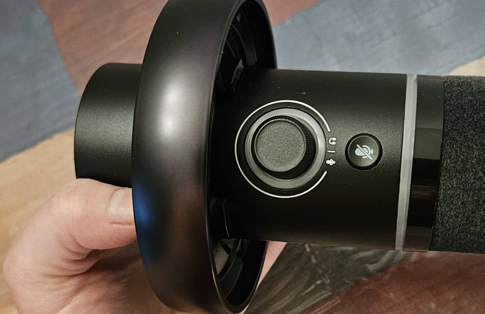 Bouton de réglage du micro sur le dessus du micro.