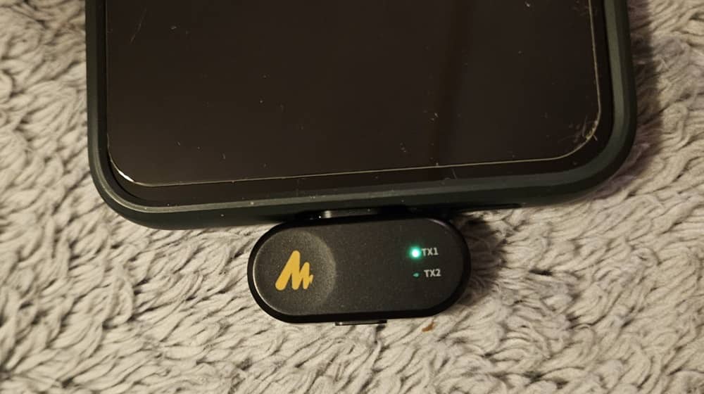 Clé USB connectée au téléphone.