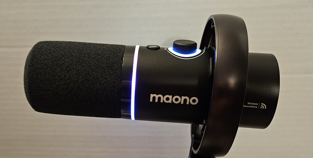 Éclairage RVB autour du micro.