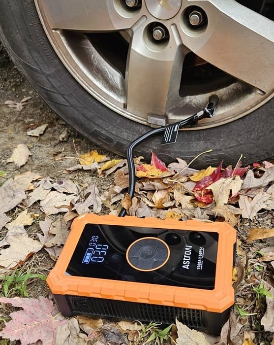 Gonfler un pneu de voiture.