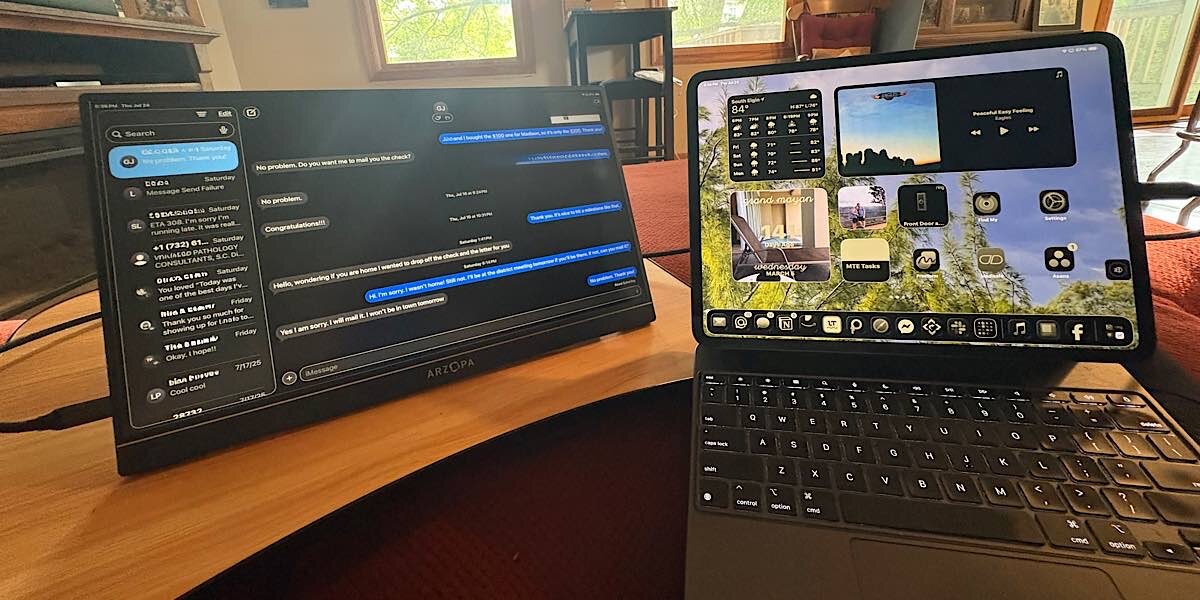 Bureau d'ordinateur portable et canapé