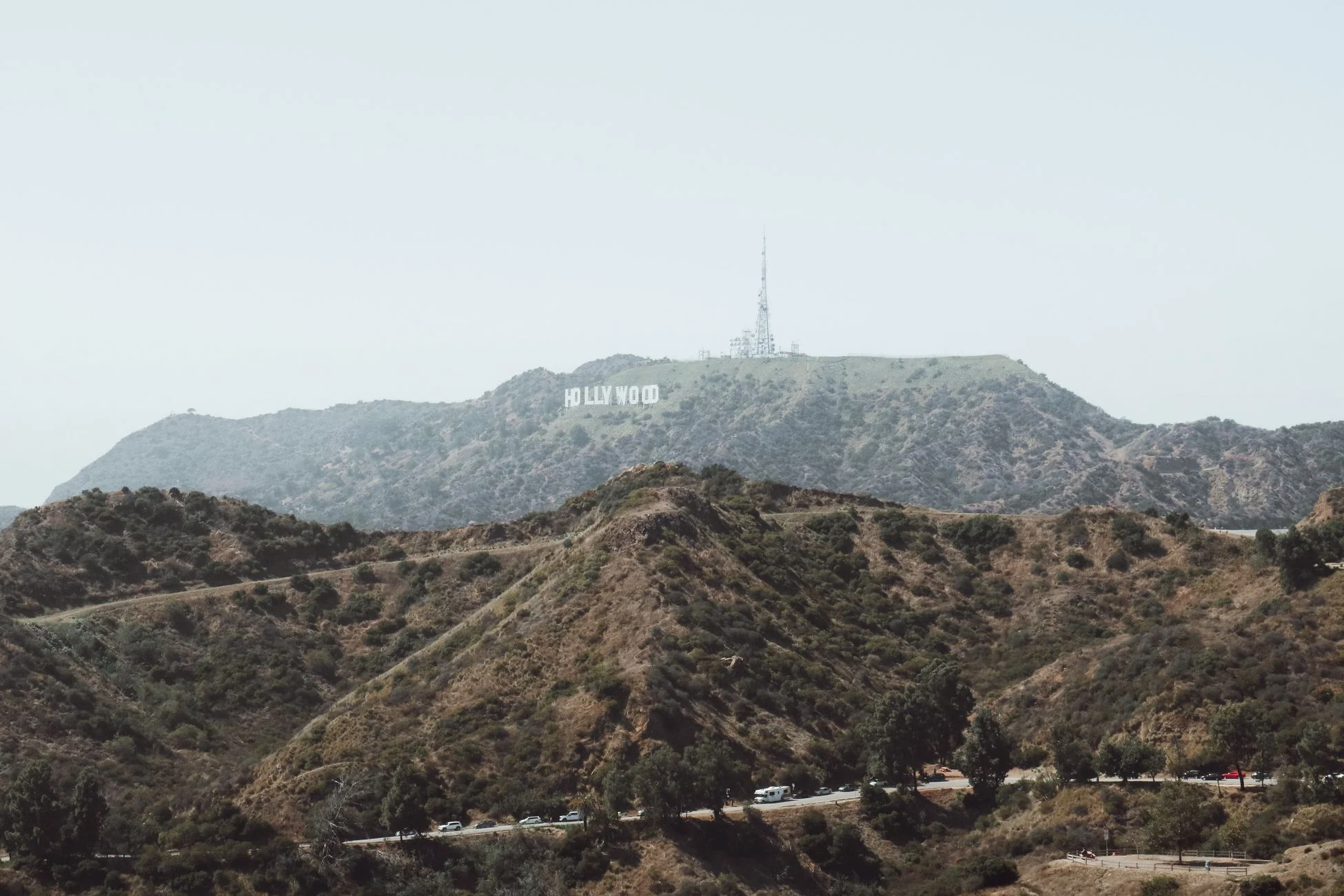 Vue panoramique sur l'emblématique panneau Hollywood niché dans les collines de Los Angeles.
