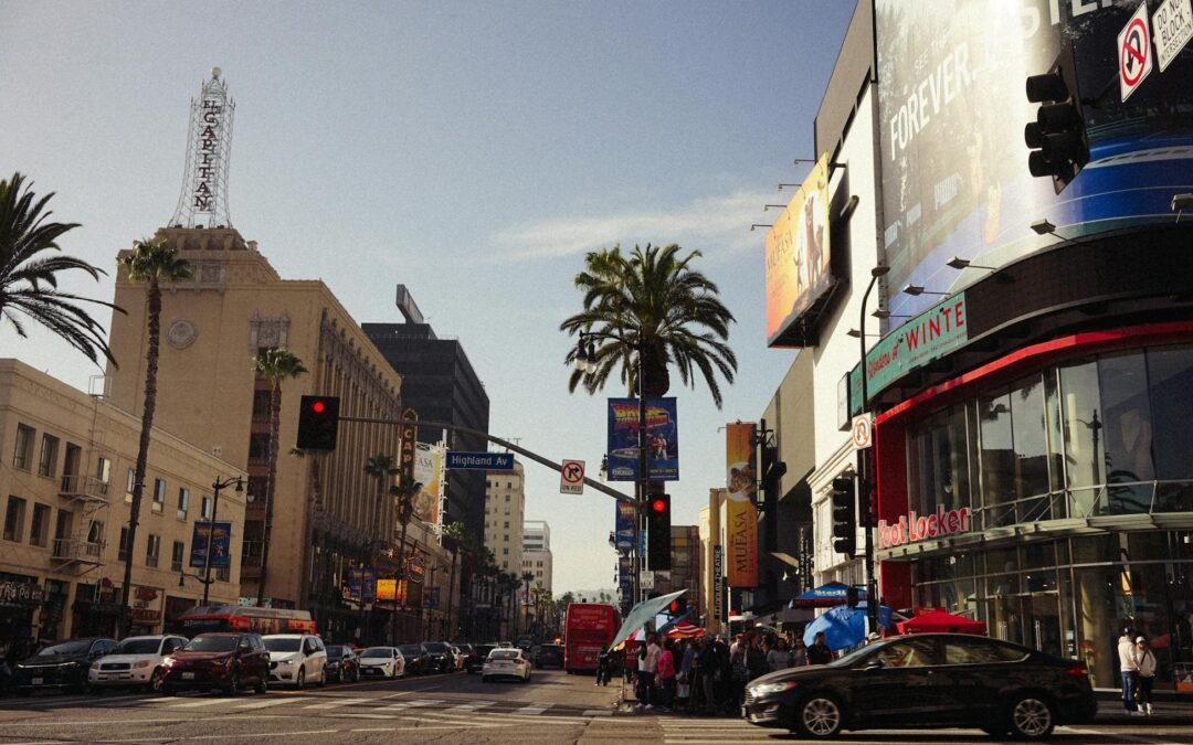 Le panneau Hollywood indiquait à l&rsquo;origine HOLLYWOODLAND lorsqu&rsquo;il a été construit en 1923 comme publicité immobilière pour un lotissement. Il n&rsquo;était censé rester en place que pendant 18 mois, mais personne n&rsquo;a jamais eu l&rsquo;idée de le démonter et la ville l&rsquo;a finalement adopté comme point de repère.