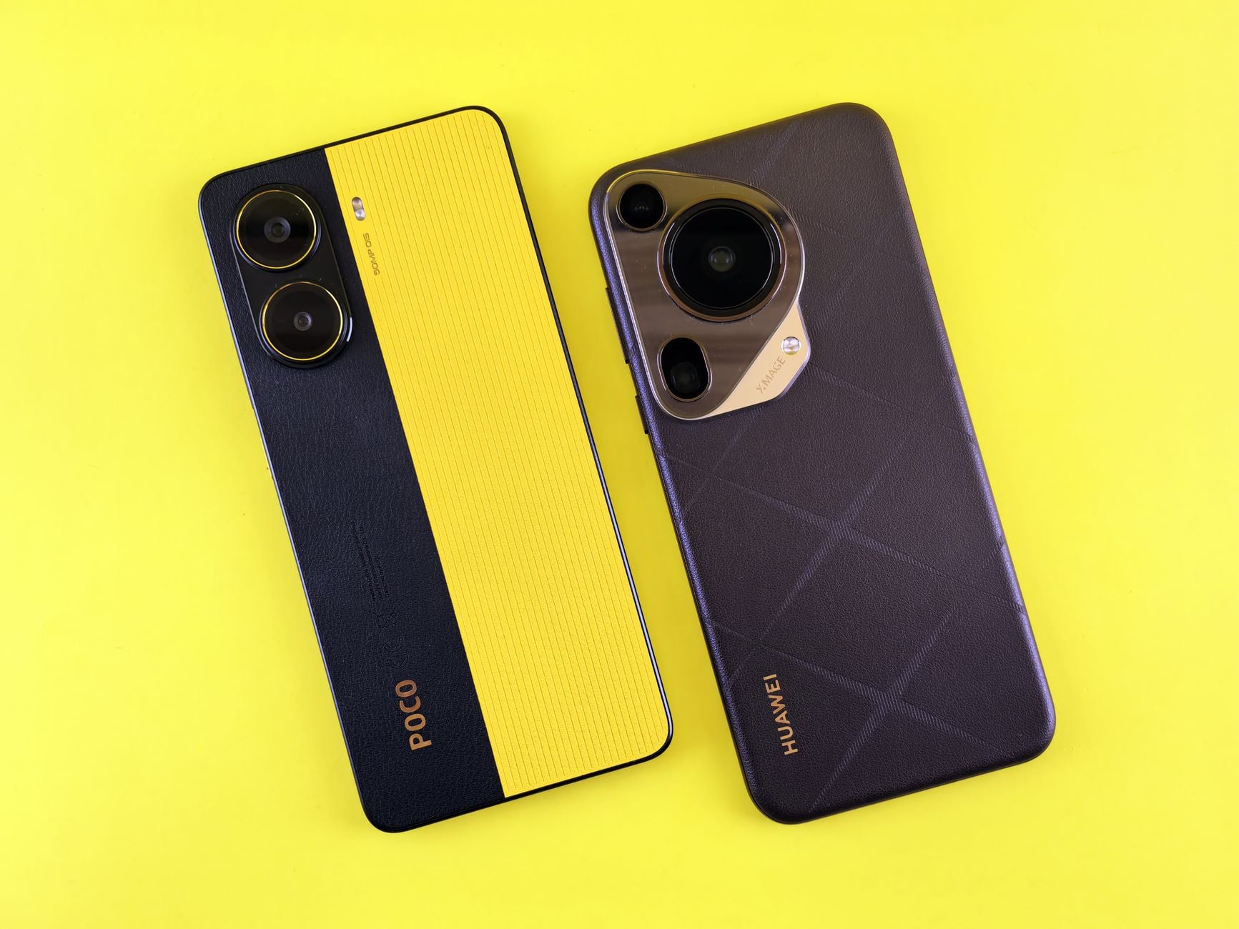 Deux smartphones modernes présentés sur une surface jaune vif, mettant l'accent sur le design et la technologie.