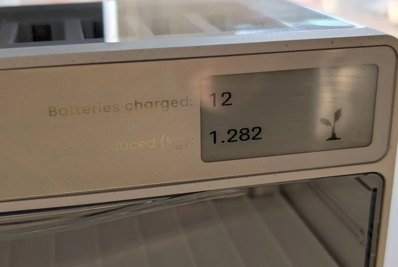 Écran Linogy E-ink sur la station de charge indiquant le nombre de batteries chargées.
