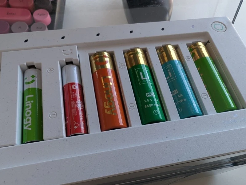 Piles Lingoy insérées dans le chargeur Linogy. 