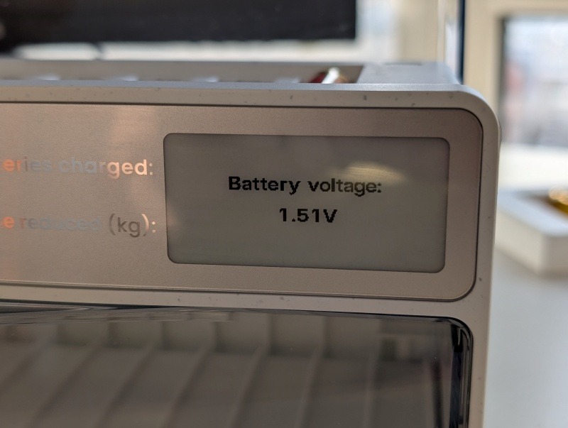 Vérification de la tension de la batterie sur la borne de recharge Linogy. 