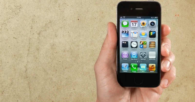 Lorsque le chef de Cingular, Stan Sigman, a soutenu l'iPhone original avant son dévoilement en 2007, il a accepté les conditions habituellement refusées par les opérateurs américains : pas de logo sur l'appareil, pas de contrôle sur son logiciel, pas d'applications préchargées et une part des revenus mensuels des abonnés revenant à Apple, après s'être connecté sans voir de prototype.