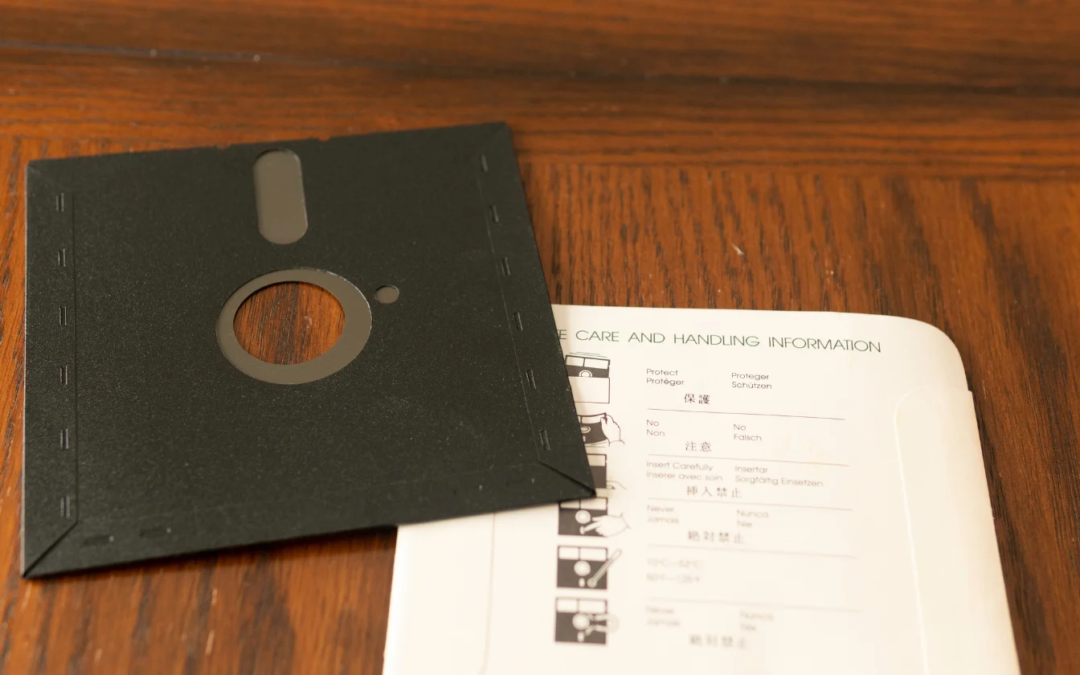 Chaque matin, dans la ville voisine de la Silicon Valley, le personnel charge trois disquettes de 5,25 pouces pour démarrer les ordinateurs qui font fonctionner les rames de métro de San Francisco – un système datant de 1998 qui déplace les données plus lentement que l&rsquo;accès commuté, et son remplacement coûte à la ville 212 millions de dollars.