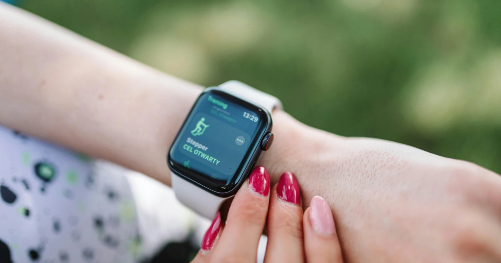 Apple est tranquillement devenu le plus grand horloger au monde en termes de ventes unitaires, expédiant plus de deux fois plus de montres que l'ensemble de l'industrie suisse réunie - mais l'industrie suisse, qui a rejeté l'Apple Watch en 2015, a découvert quelque chose de plus intéressant : elle a conservé le haut de gamme, et Rolex à elle seule se rapproche désormais de l'Apple Watch en termes de chiffre d'affaires.