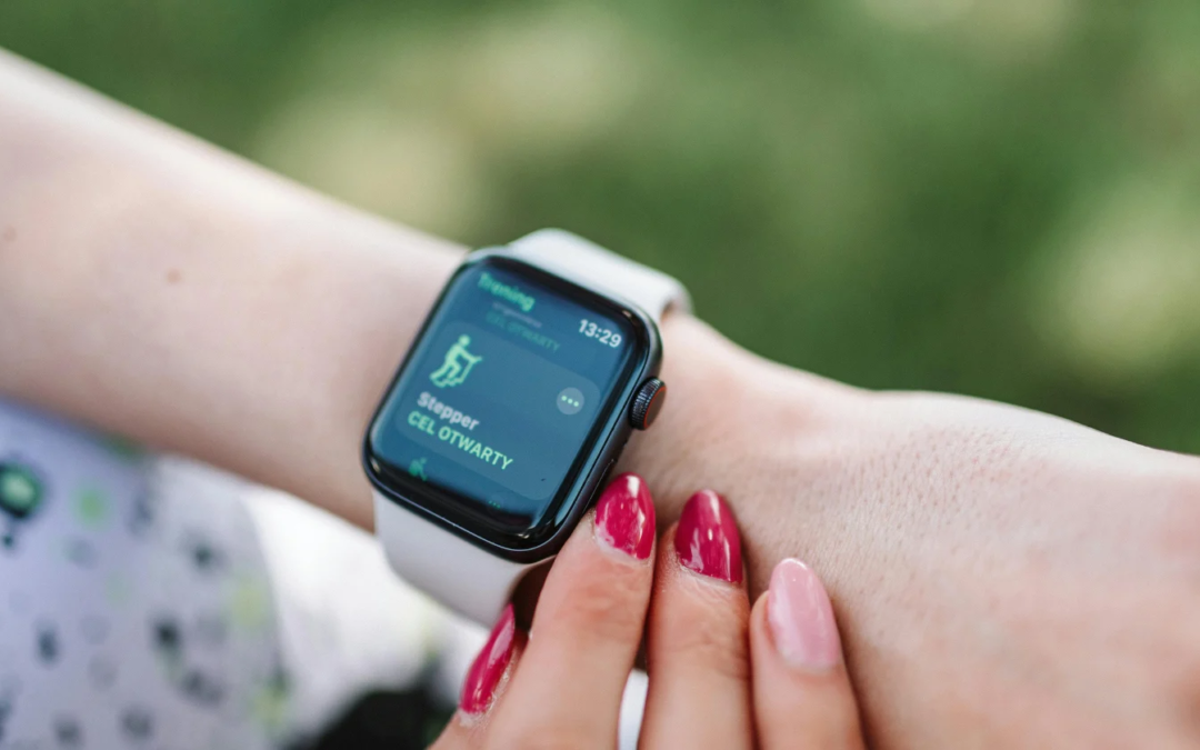 Apple est tranquillement devenu le plus grand horloger au monde en termes de ventes unitaires, expédiant plus de deux fois plus de montres que l&rsquo;ensemble de l&rsquo;industrie suisse réunie – mais l&rsquo;industrie suisse, qui a rejeté l&rsquo;Apple Watch en 2015, a découvert quelque chose de plus intéressant : elle a conservé le haut de gamme, et Rolex à elle seule se rapproche désormais de l&rsquo;Apple Watch en termes de chiffre d&rsquo;affaires.