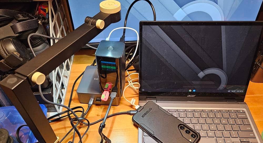Plusieurs appareils connectés à la station d'accueil MOKiN.