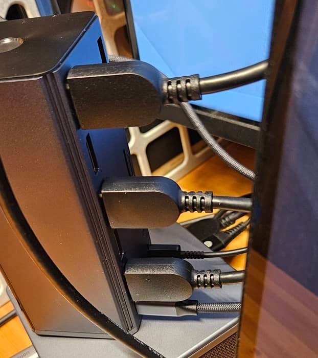 Câbles HDMI connectés à l'arrière de la station d'accueil.