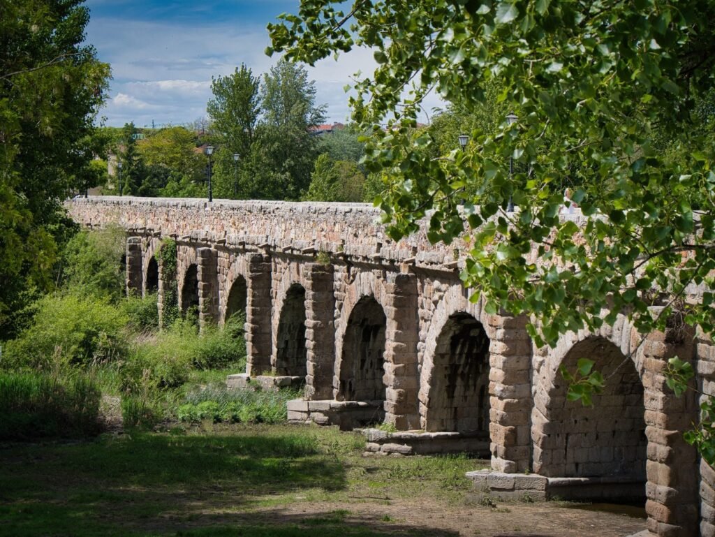 L'aqueduc romain de Ségovie, construit sans mortier aux alentours du premier siècle de notre ère, transportait encore de l'eau jusque dans les années 1970, ses 167 arches de granit maintenues ensemble par rien d'autre que la répartition précise du poids de pierres taillées pour s'emboîter les unes dans les autres à quelques fractions de millimètre près.
