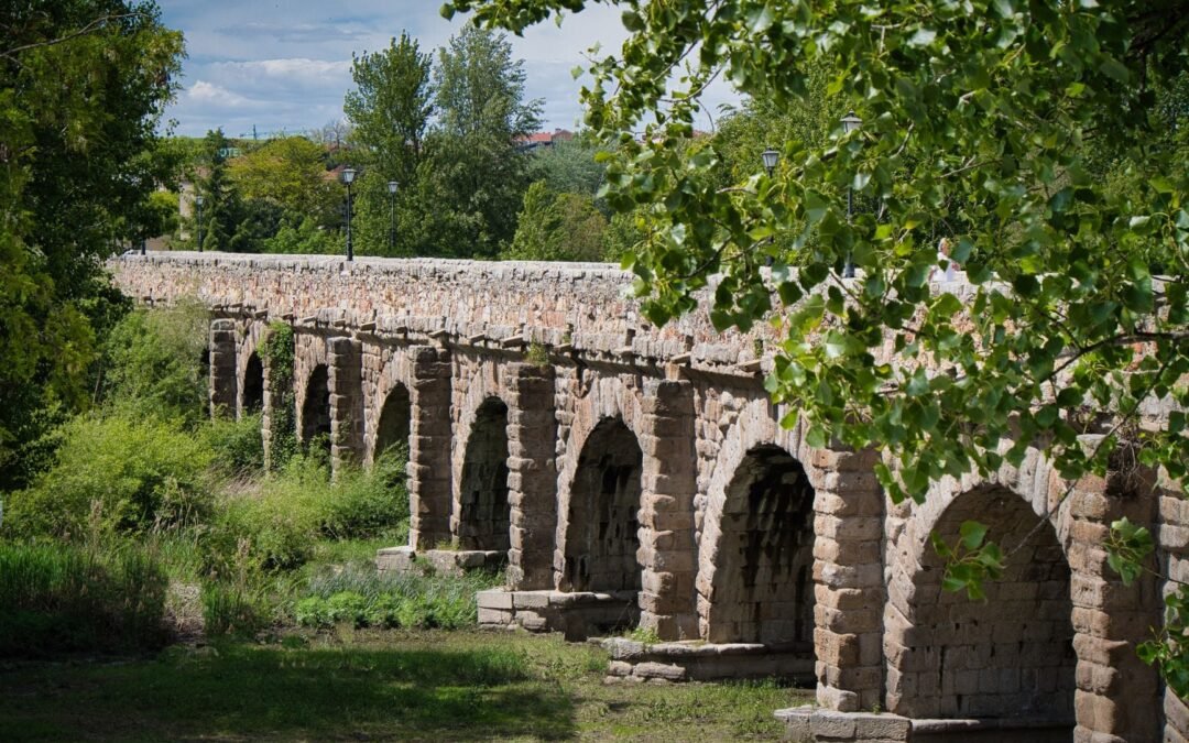 L&rsquo;aqueduc romain de Ségovie, construit sans mortier aux alentours du premier siècle de notre ère, transportait encore de l&rsquo;eau jusque dans les années 1970, ses 167 arches de granit maintenues ensemble par rien d&rsquo;autre que la répartition précise du poids de pierres taillées pour s’emboîter les unes dans les autres à quelques fractions de millimètre près.