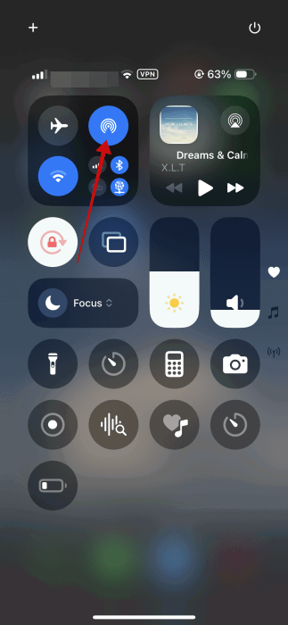 Appuyant sur l'icône Airdrop dans le centre de contrôle de l'iPhone.