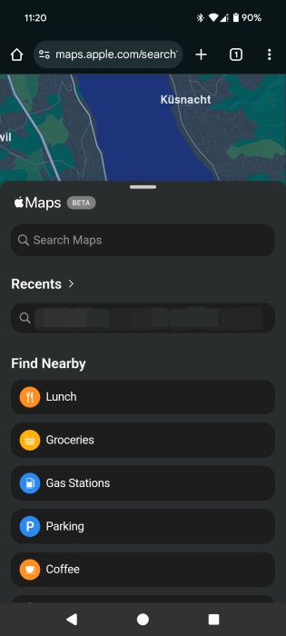 Recherche de lieux à proximité dans Apple Maps sur le Web sur Android Phone.