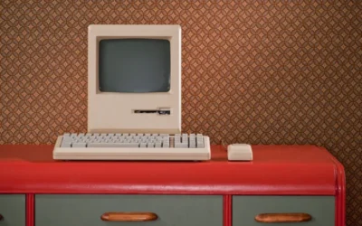 En 1965, Mary Allen Wilkes a écrit LAP6 pour l'ordinateur LINC depuis la maison de ses parents à Baltimore, testant un système d'exploitation interactif sur une machine de 250 livres dans le salon et devenant la première personne connue à utiliser un ordinateur personnel à la maison, douze ans avant que l'Apple II n'atteigne les acheteurs.