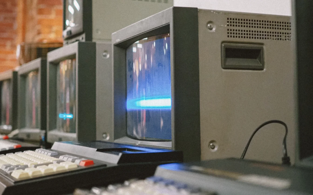 En 1969, László Bélády et deux collègues d&rsquo;IBM ont publié une anomalie dans une machine de pagination montrant que FIFO pouvait faire subir dix erreurs de page à quatre trames de mémoire après que trois trames en aient subi neuf, laissant des générations d&rsquo;étudiants en systèmes d&rsquo;exploitation se figer au moment où plus de mémoire devenait la mauvaise réponse.