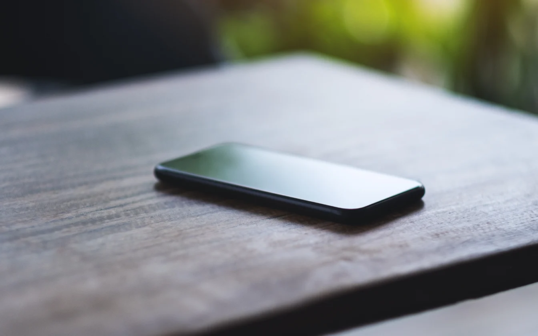 Les gens qui retournent leur téléphone face cachée sur chaque table ne font pas de secret. Ils ont compris que pour rester interruptions, ils devaient donner leur temps à celui qui sonnait en premier.