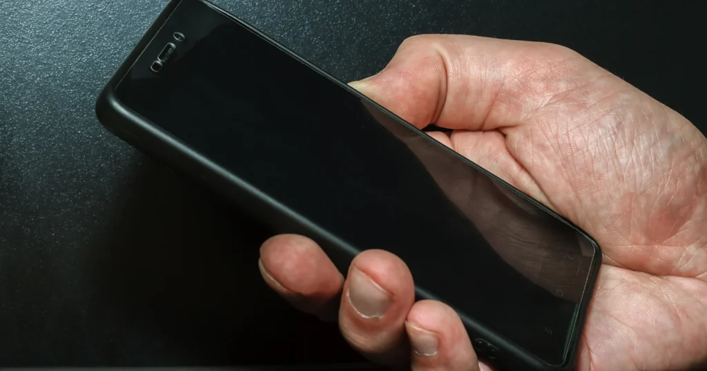 Lorsque vous inclinez un smartphone, la gravité déplace les doigts microscopiques en silicium à l'intérieur de son accéléromètre de quelques nanomètres seulement, modifiant ainsi la capacité entre eux et produisant le déséquilibre électrique que le téléphone considère comme une nouvelle direction vers le bas.