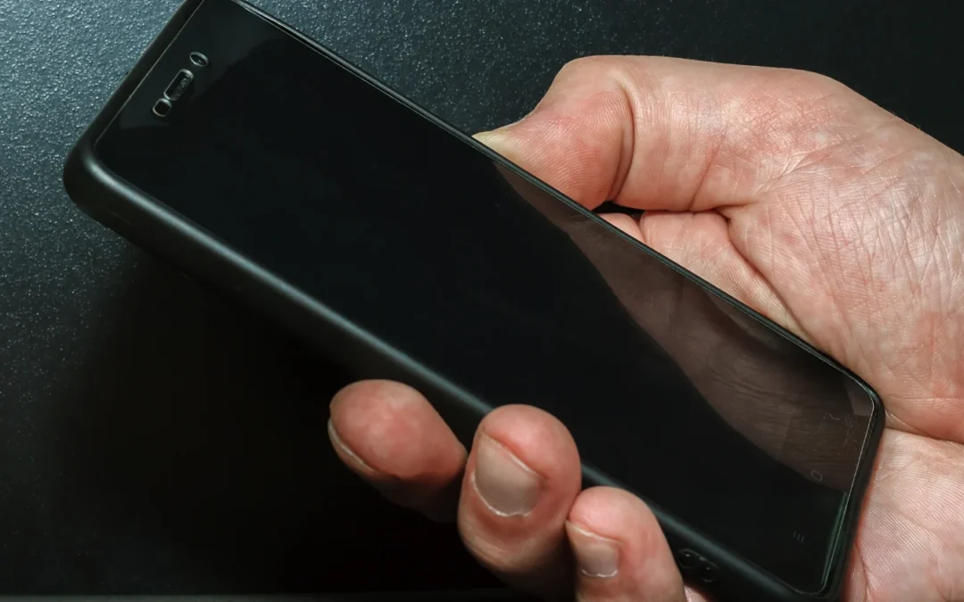 Lorsque vous inclinez un smartphone, la gravité déplace les doigts microscopiques en silicium à l&rsquo;intérieur de son accéléromètre de quelques nanomètres seulement, modifiant ainsi la capacité entre eux et produisant le déséquilibre électrique que le téléphone considère comme une nouvelle direction vers le bas.