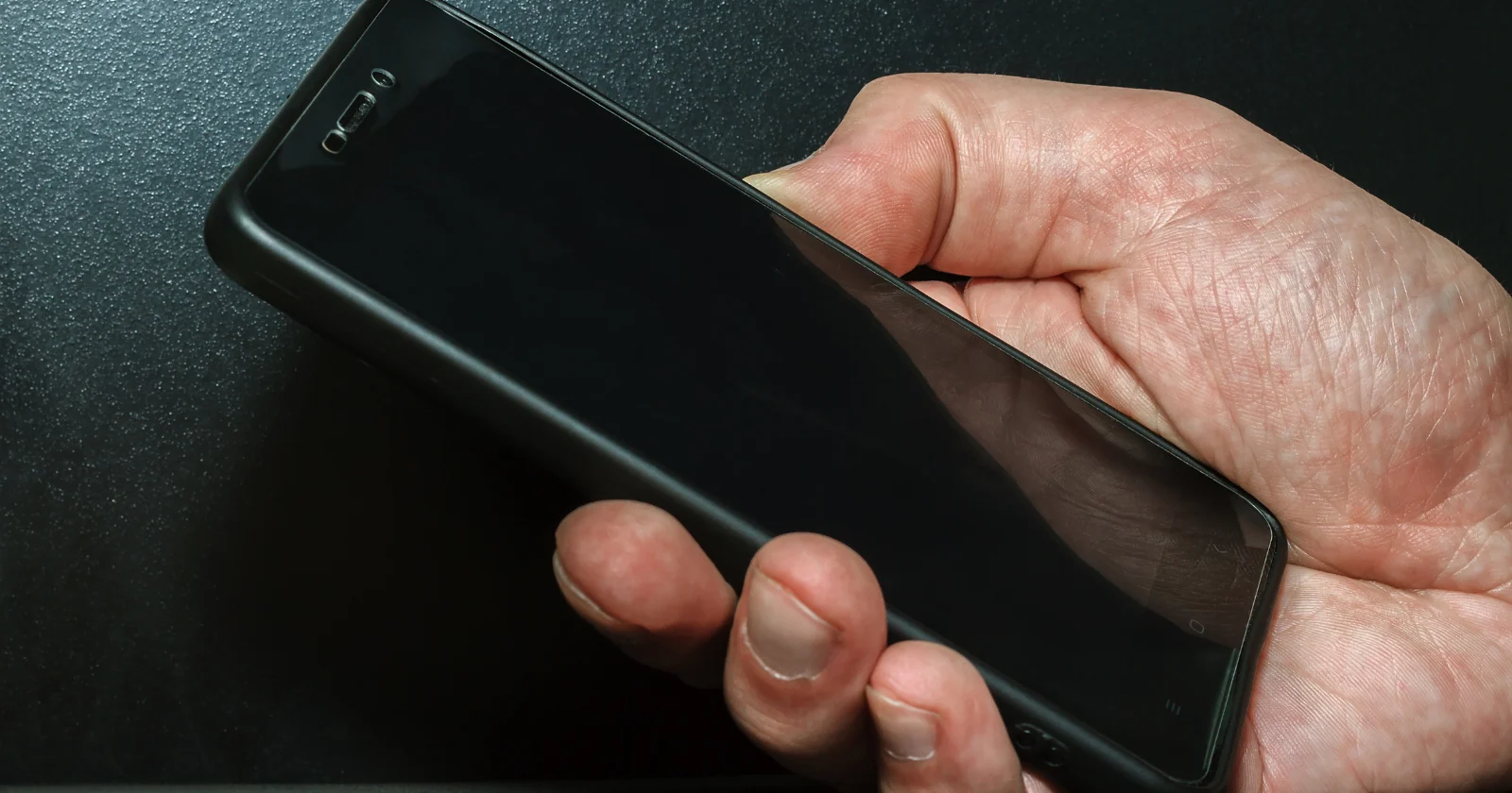Lorsque vous inclinez un smartphone, la gravité déplace les doigts microscopiques en silicium à l'intérieur de son accéléromètre de quelques nanomètres seulement, modifiant ainsi la capacité entre eux et produisant le déséquilibre électrique que le téléphone considère comme une nouvelle direction vers le bas.