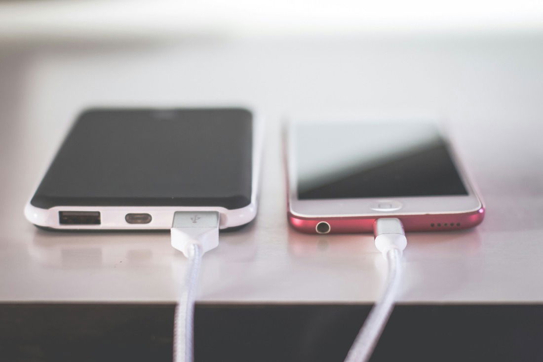 Deux téléphones chargeant sur la table côte à côte