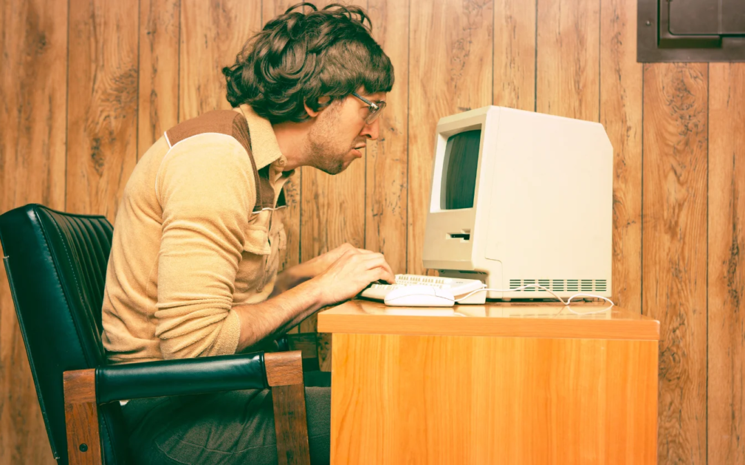 Un langage de programmation vieux de 65 ans appelé COBOL traite toujours en silence plus de 3 000 milliards de dollars de transactions bancaires chaque jour – et comme les ingénieurs d&rsquo;origine prennent rapidement leur retraite, les banques se démènent pour payer des fortunes aux jeunes développeurs juste pour empêcher l&rsquo;ancienne infrastructure de se briser.