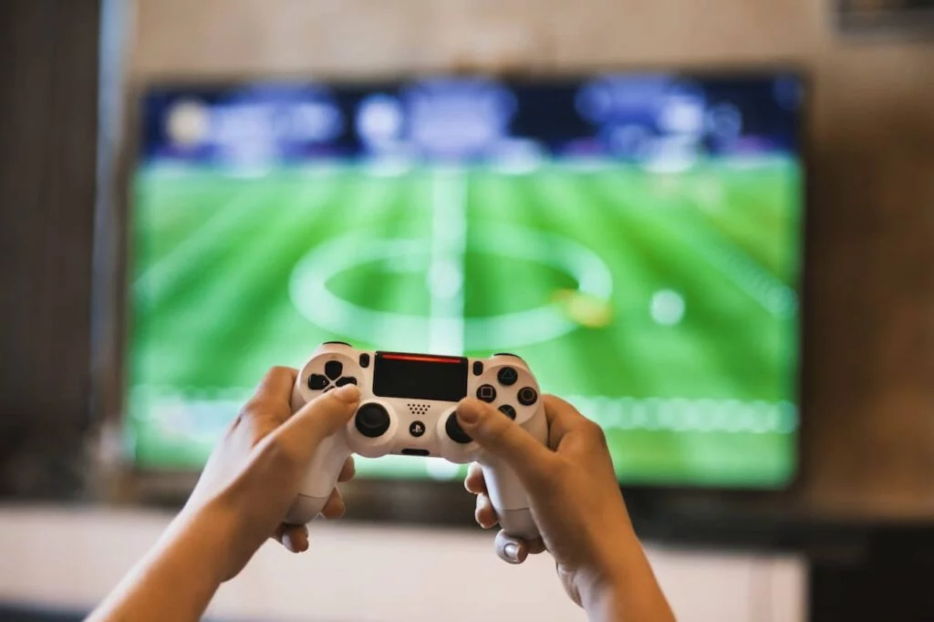 manette de playstation 5 devant une télévision